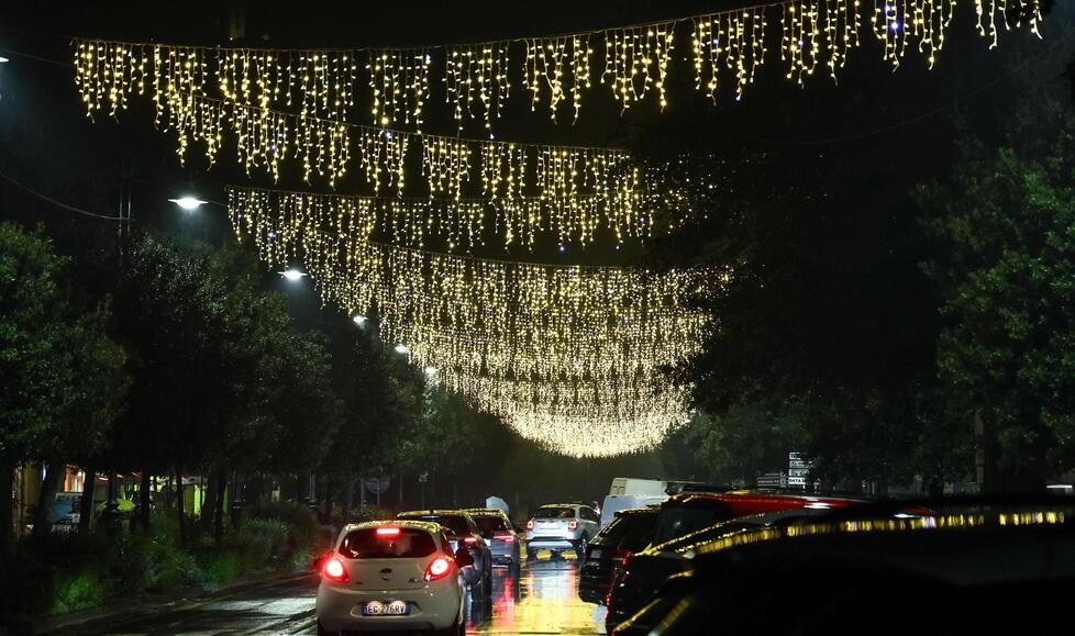 
	Le luminarie in viale Verdi lo scorso anno (foto Nucci)

