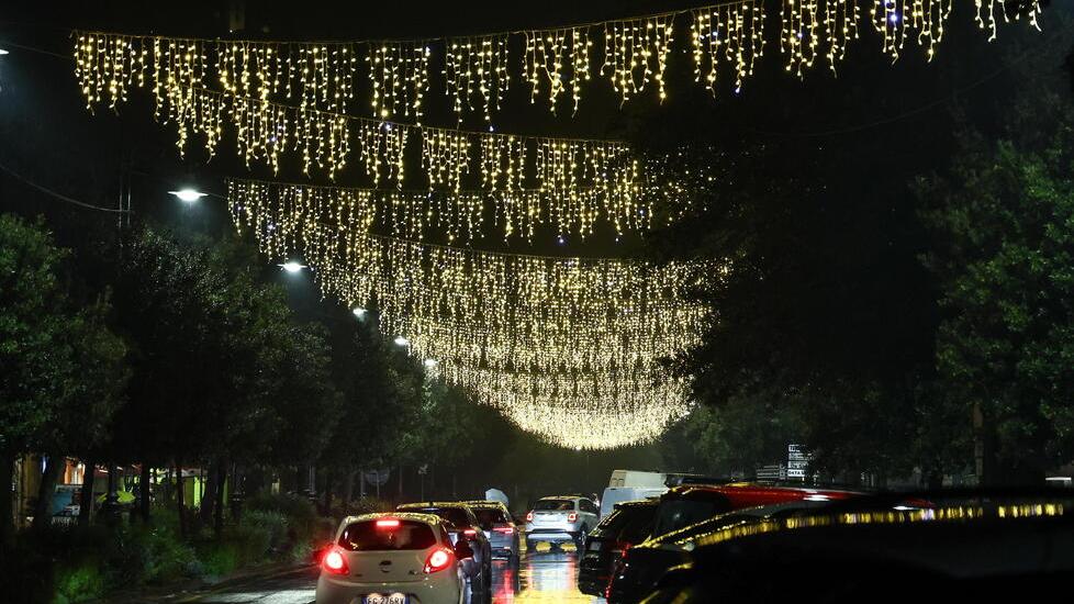 Le luminarie in viale Verdi lo scorso anno (foto Nucci)
