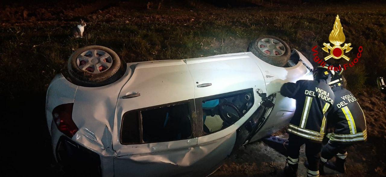 Campagnola Emilia, auto fuori strada: due feriti, coinvolto un 15enne