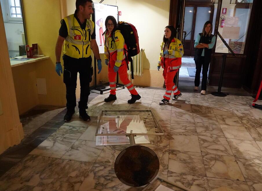 I soccorritori all'ingresso del Comune dopo i danni (foto Stick)