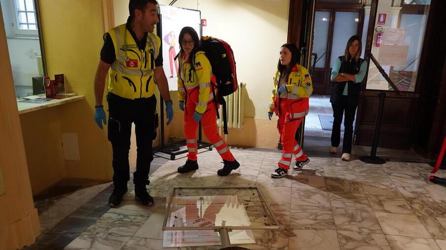 I soccorritori all'ingresso del Comune dopo i danni (foto Stick)
