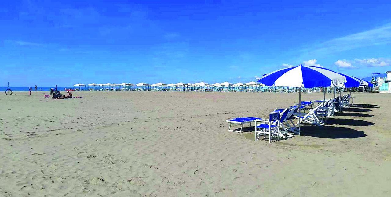 
	La spiaggia di Viareggio domenica 28 settembre 2025

