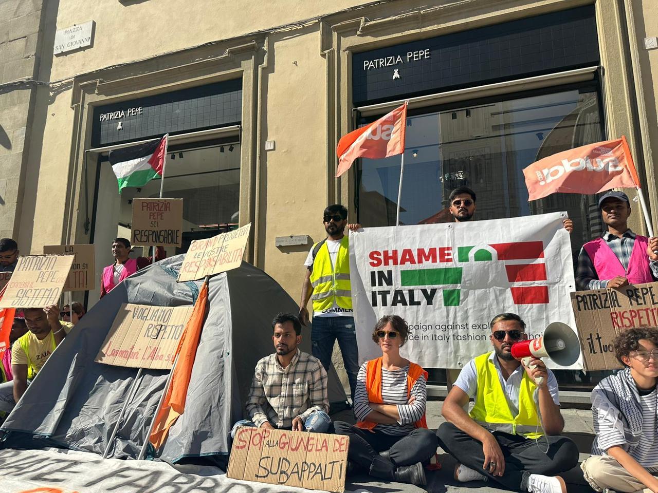 Firenze, protesta degli operai Alba davanti alla boutique Patrizia Pepe in piazza Duomo