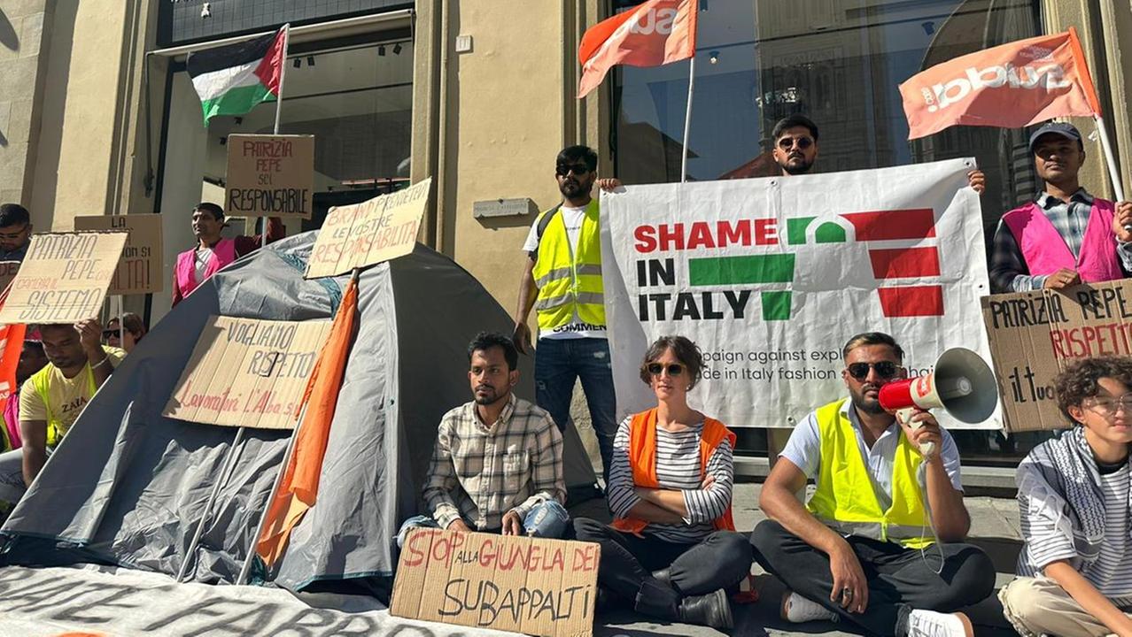 Firenze, protesta degli operai Alba davanti alla boutique Patrizia Pepe in piazza Duomo