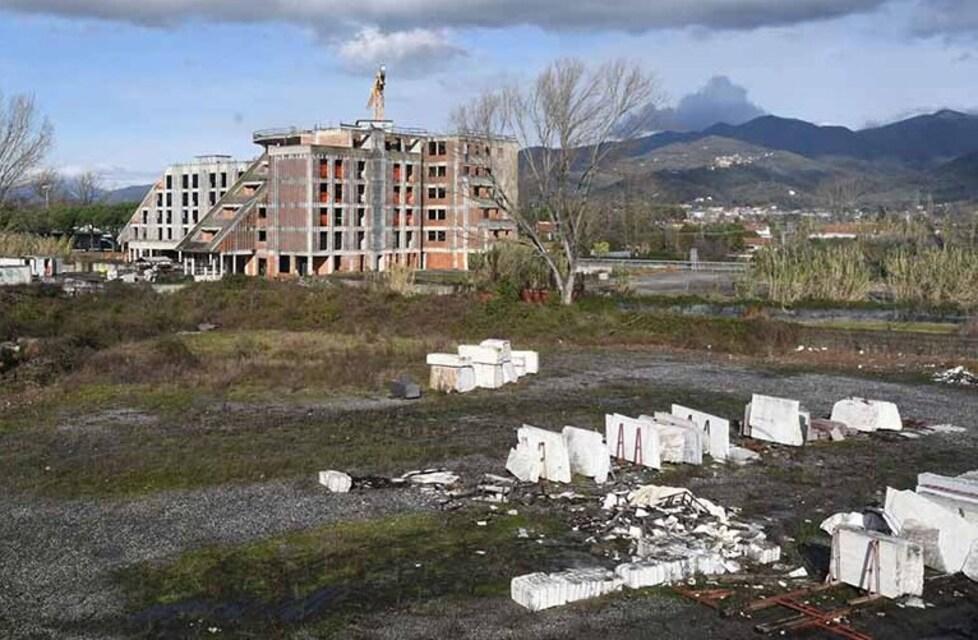 
	Il Marble Hotel all&rsquo;imbocco del casello autostradale (Foto d&rsquo;archivio)

