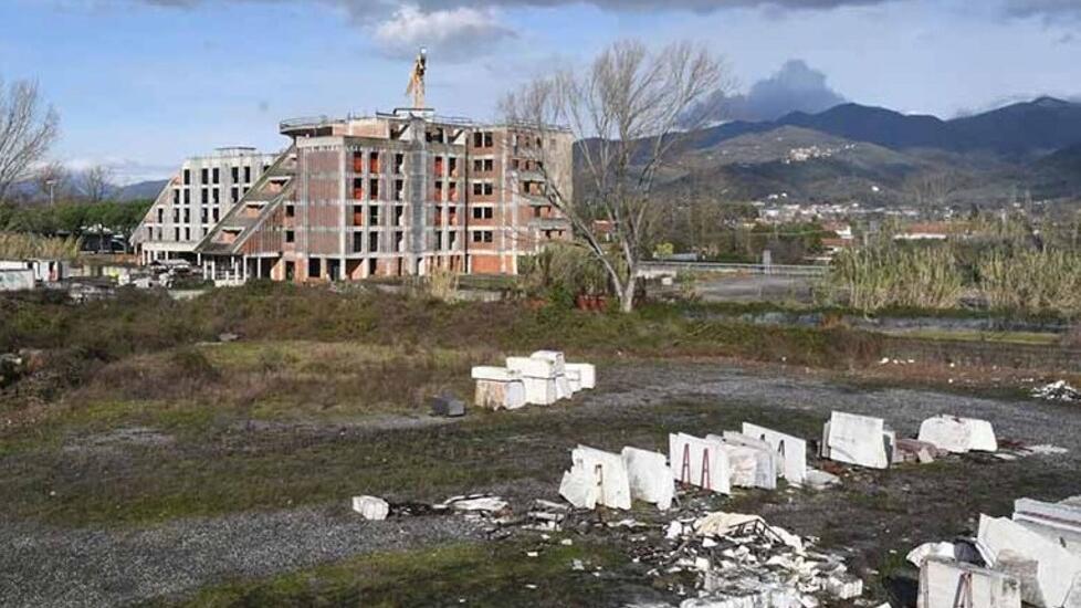 Il Marble Hotel all’imbocco del casello autostradale (Foto d’archivio)