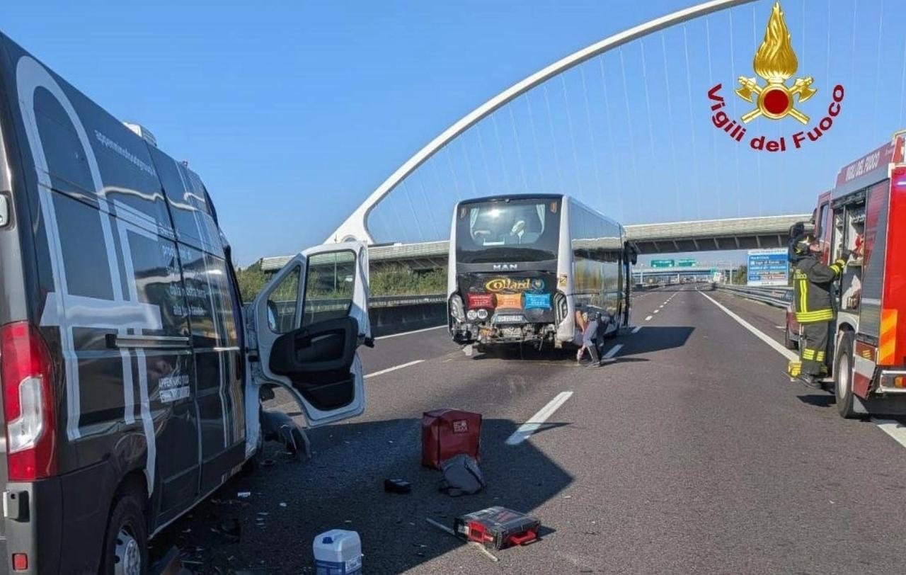 
	Il furgone e il pullman coinvolti nell'incidente in A1

