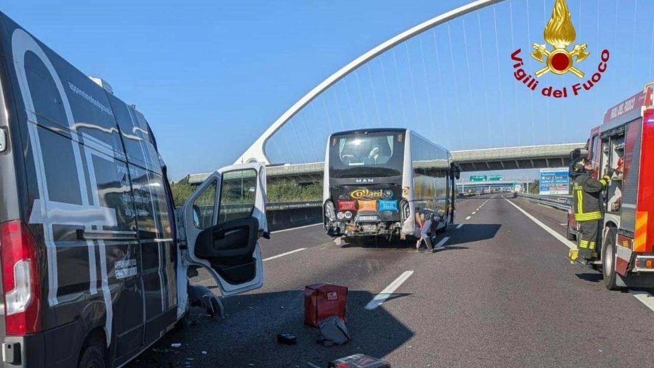 Il furgone e il pullman coinvolti nell'incidente in A1