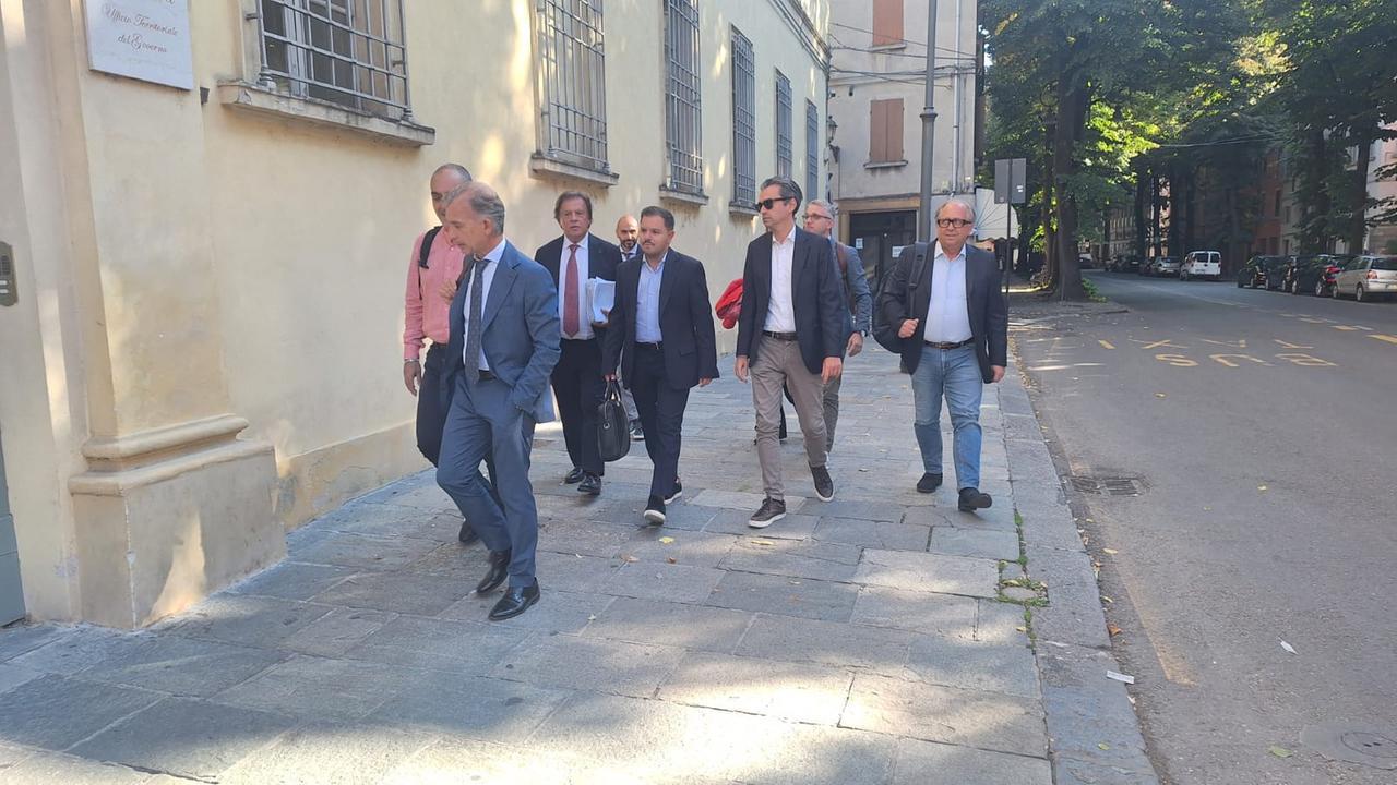 Bandiera palestinese, bagarre in consiglio comunale a Reggio Emilia: i consiglieri d’opposizione vanno dal prefetto