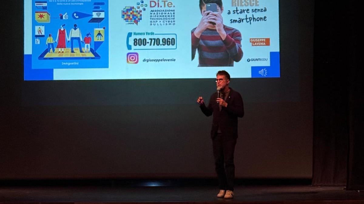 «Il primo smartphone a quattro anni, disintossichiamo i nostri bambini»