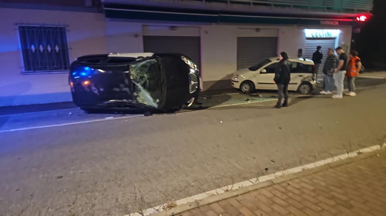 Tampona l’auto in sosta e distrugge la sua. Incidente a Pontelagoscuro