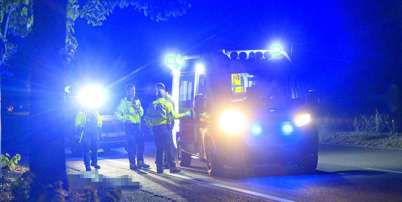 
	Ambulanza e polizia locale sul luogo della tragedia

