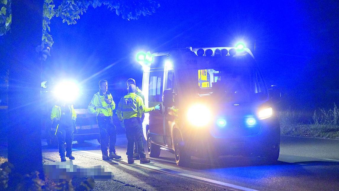 Ambulanza e polizia locale sul luogo della tragedia