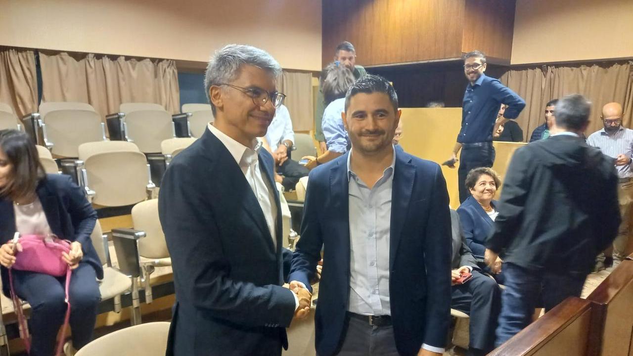 A destra il neo presidente Paolo Pireddu stringe la mano allo sfidante Andrea Abis