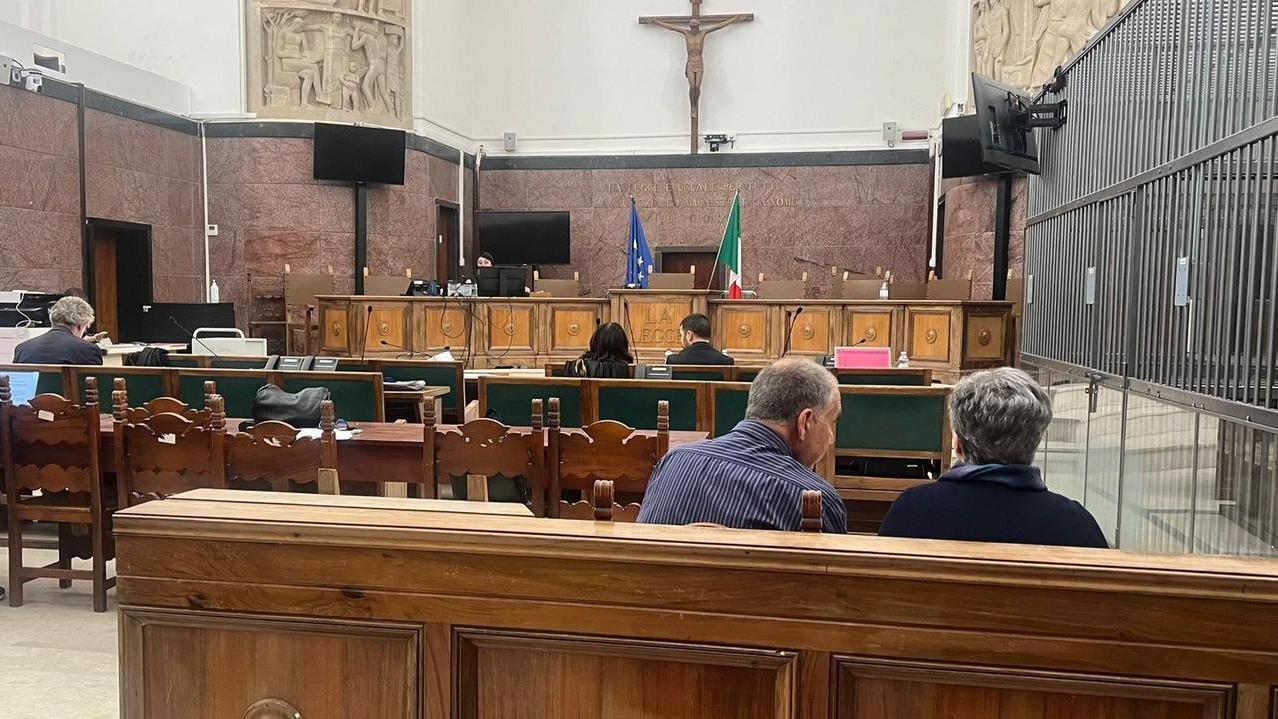 L'ex sequestrato Titti Pinna seduto in aula a a Sassari accanto alla sorella Maria Margherita
