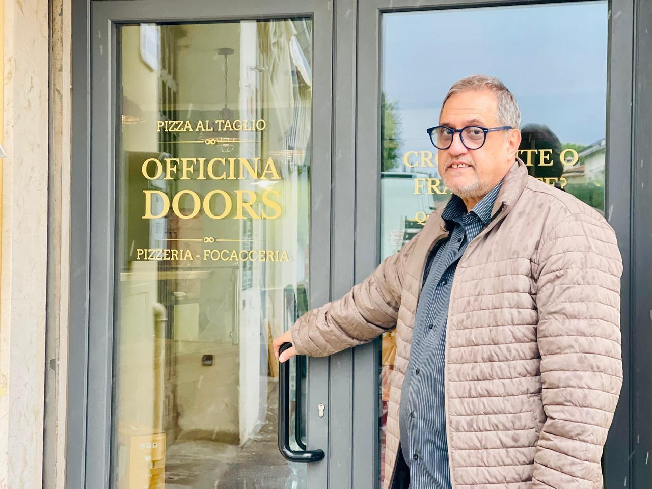 
	Carlos Alberto Martinez davanti all'ingresso del nuovo locale

