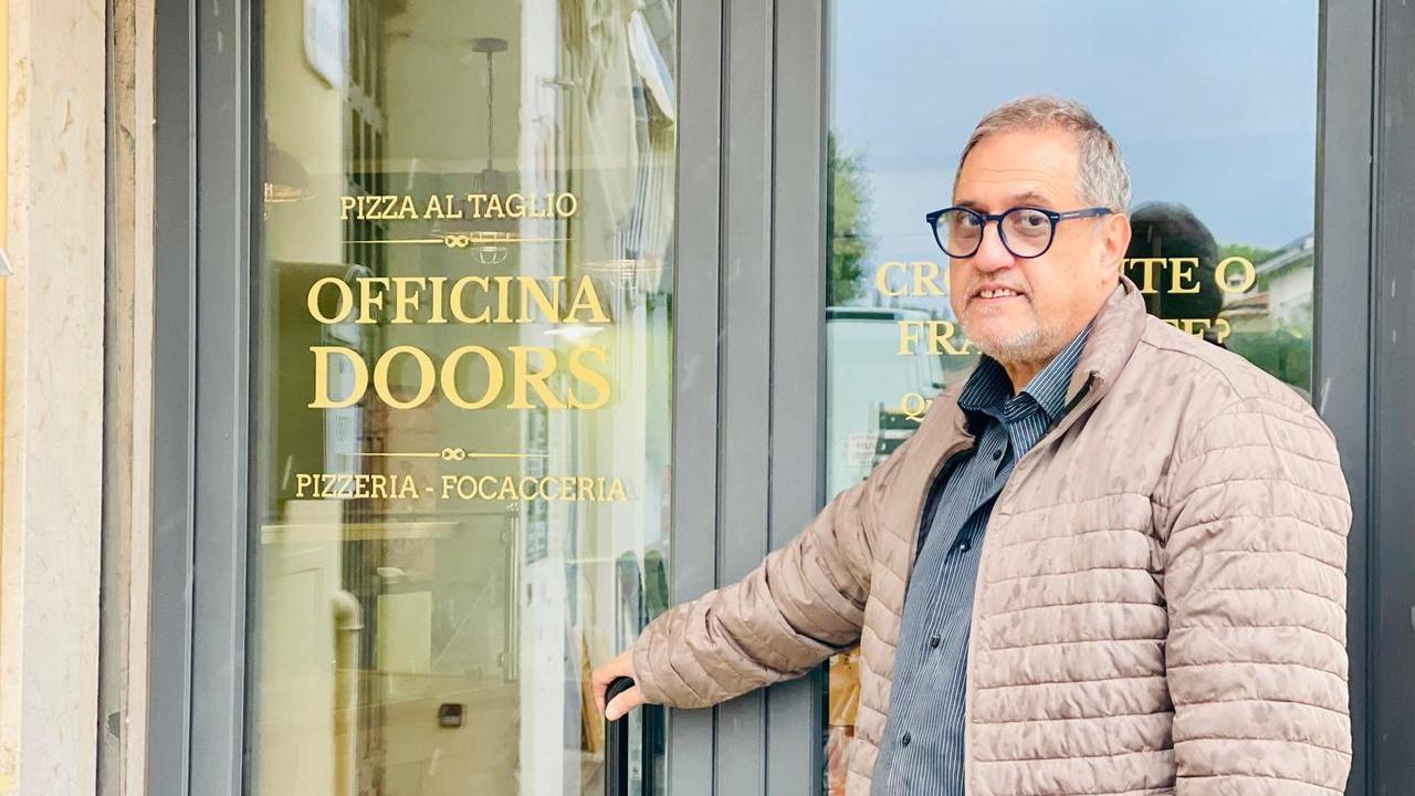 Carlos Alberto Martinez davanti all'ingresso del nuovo locale