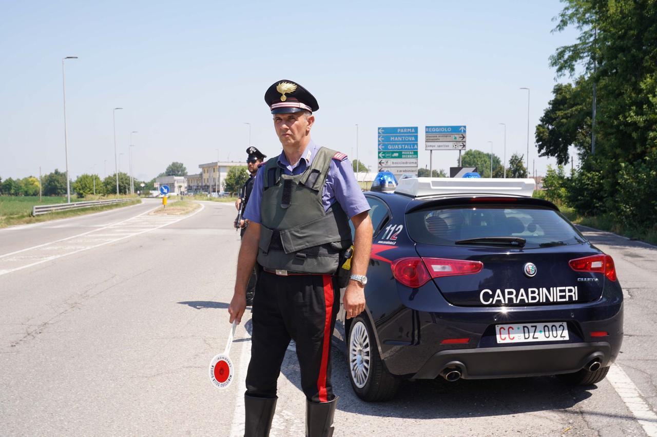 Luzzara, scippa un anziano della catenina e poi tenta di sfilare la pistola a un carabiniere: arrestato