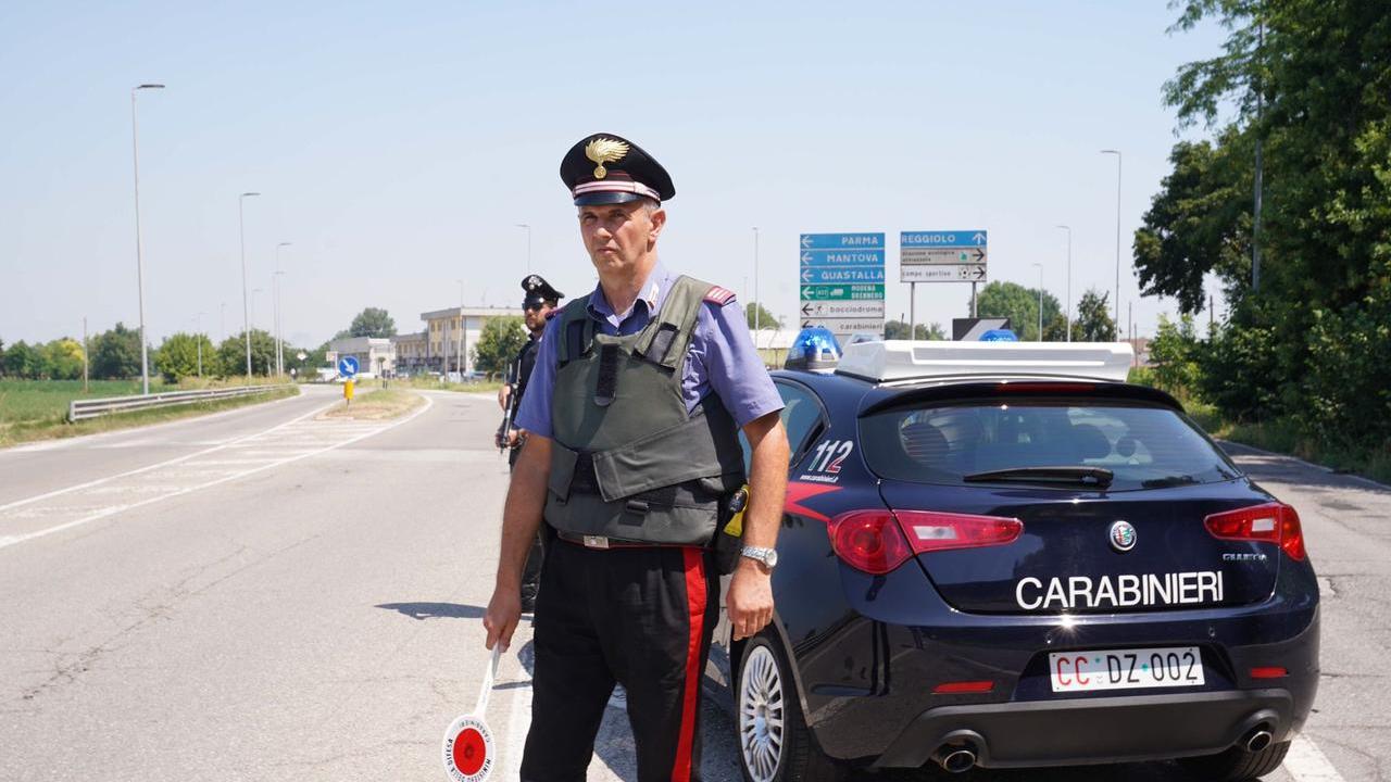 Luzzara, scippa un anziano della catenina e poi tenta di sfilare la pistola a un carabiniere: arrestato