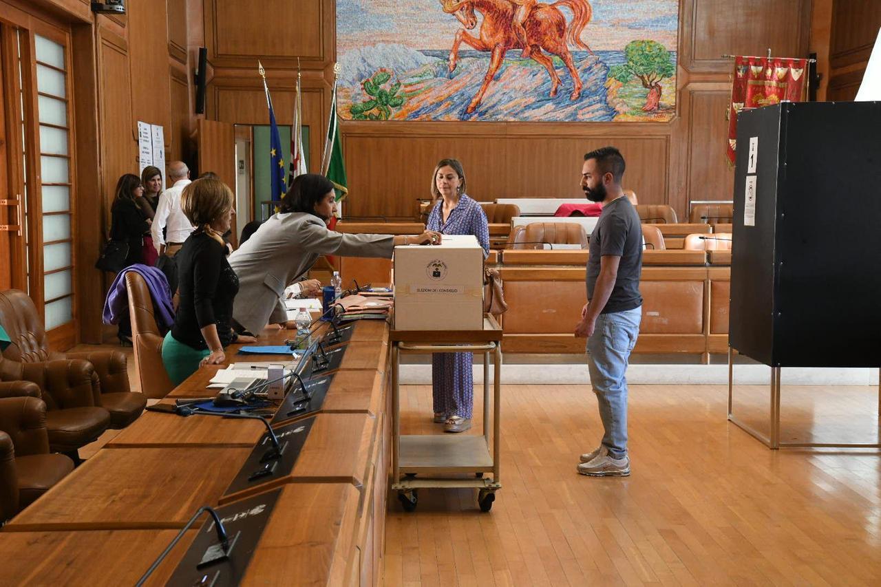 
	Un momento delle votazioni di ieri (foto di Massimo Locci)

