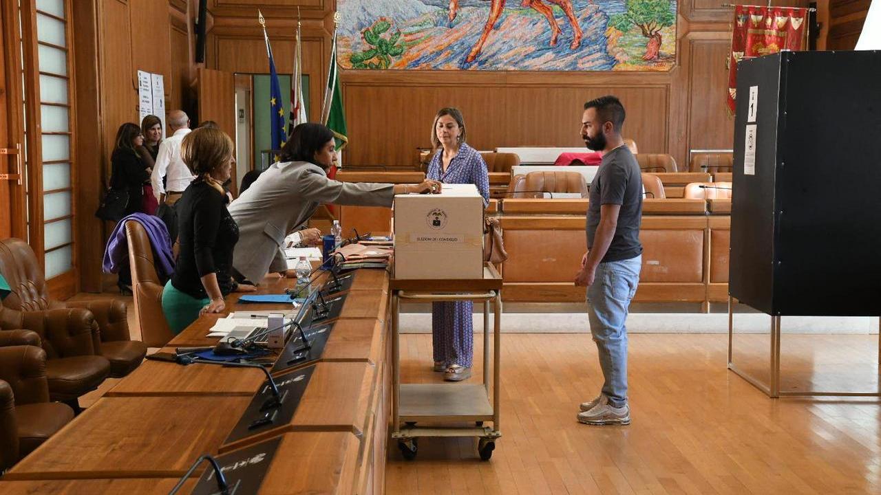 Un momento delle votazioni di ieri (foto di Massimo Locci)