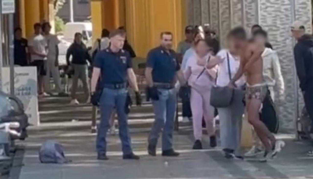 
	L'intervento della polizia per calmare l'uomo

