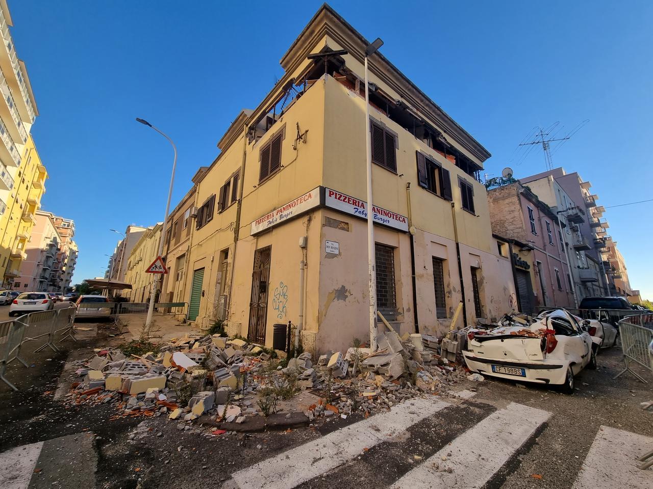 Palazzina esplosa in via don Minzoni, dopo tre mesi le macerie e le auto schiacciate restano lì