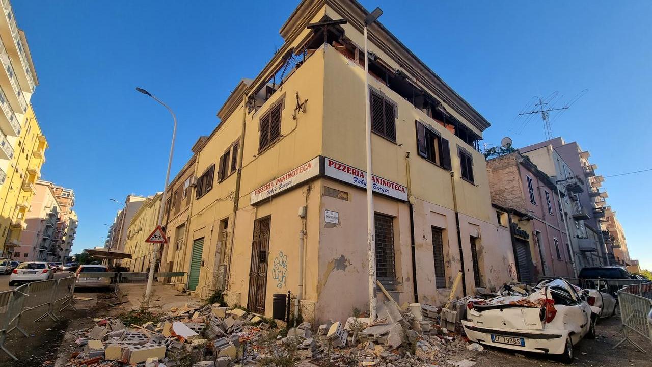 Palazzina esplosa in via don Minzoni, dopo tre mesi le macerie e le auto schiacciate restano lì