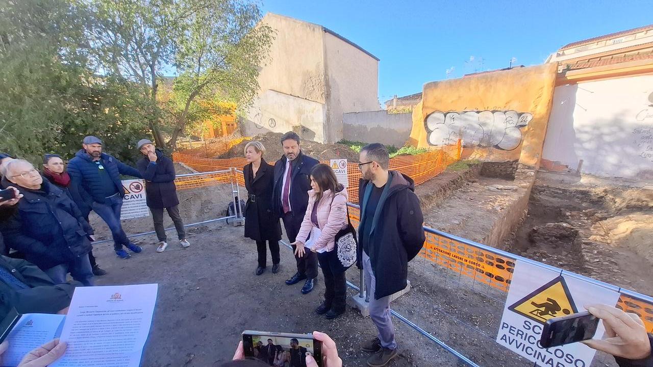 Il sindaco di Sassari Giuseppe Mascia, nell'area archeologica in Largo Monache Cappuccine