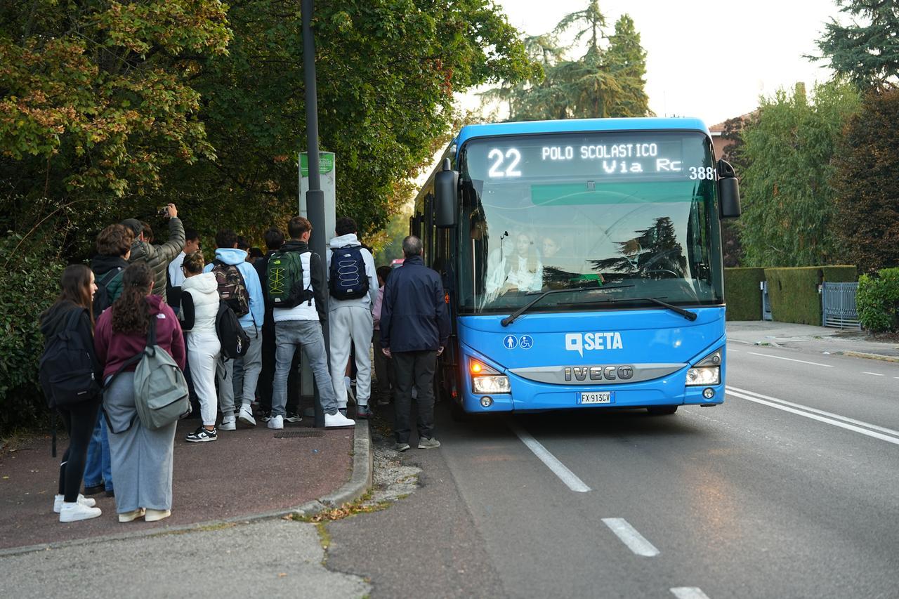 Autobus pieni per il nuovo polo di via Rosselli: «Gli studenti restano a piedi». Scattano le proteste