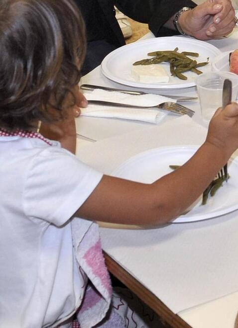 
	Una bambina a pranzo alla mensa della scuola (Foto di repertorio)


