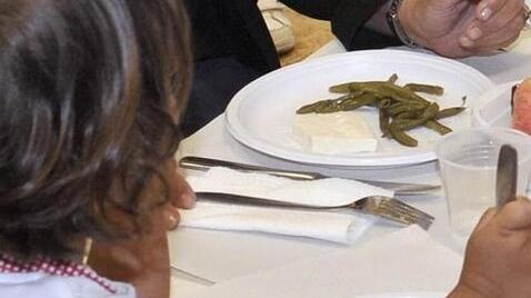 Una bambina a pranzo alla mensa della scuola (Foto di repertorio)