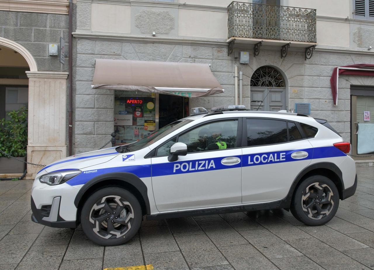 Olbia, sfreccia con la moto in pieno centro: era senza assicurazione da tre anni