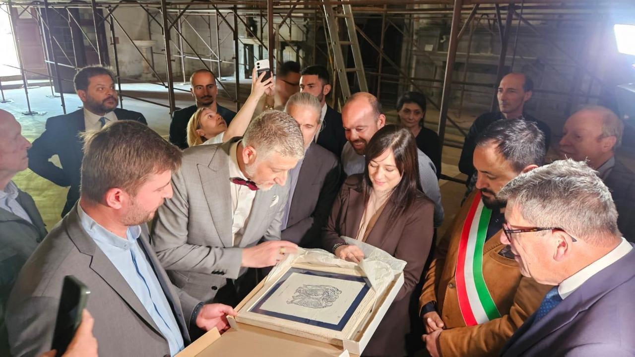 Il ministro Alessandro Giuli nella chiesa di San Michele a Carmignano