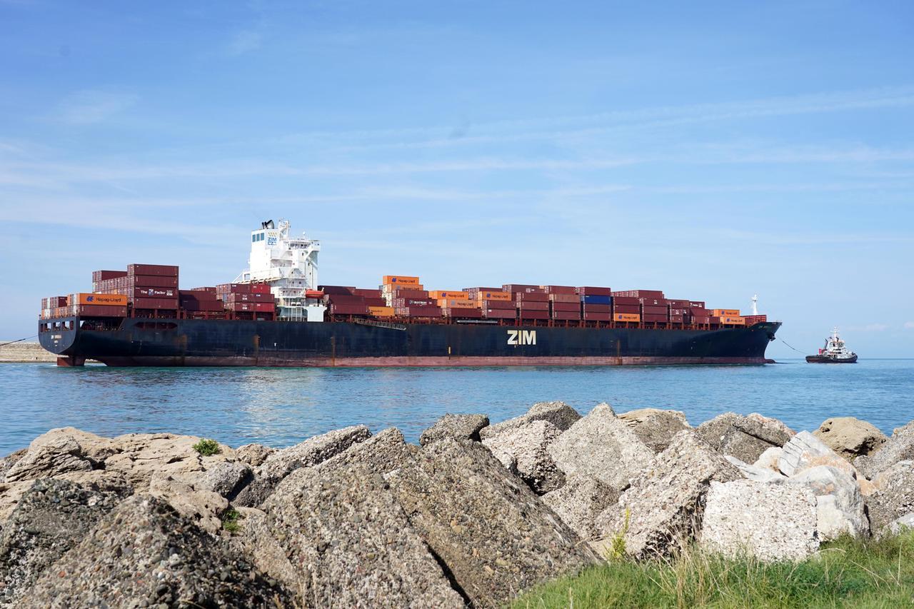 
	L'arrivo della nave Zim Virginia in porto a Livorno (foto Stick)

