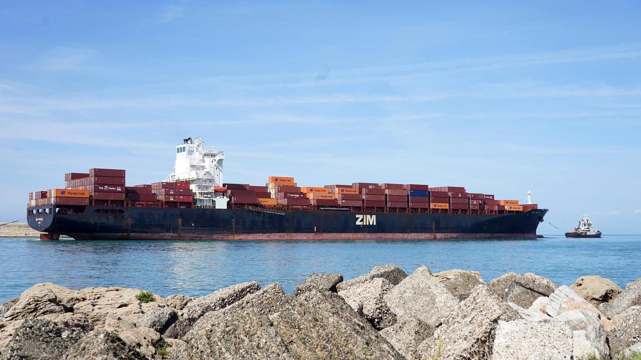 L'arrivo della nave Zim Virginia in porto a Livorno (foto Stick)