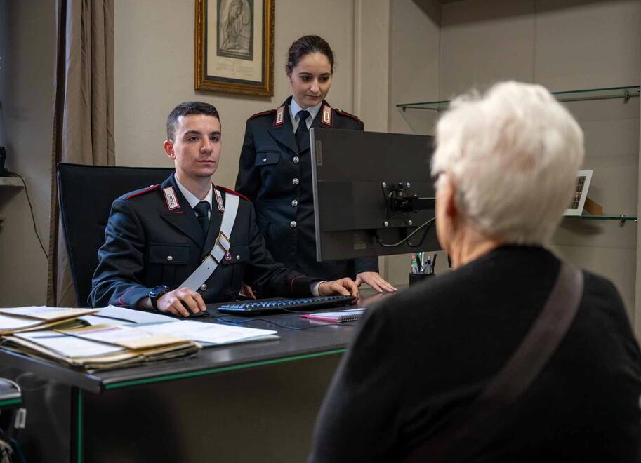 Un'anziana truffata durante una denuncia ai carabinieri (foto d'archivio)