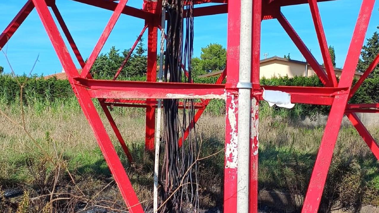 I danni alla stazione radio che "ripete" i soccorsi in mare