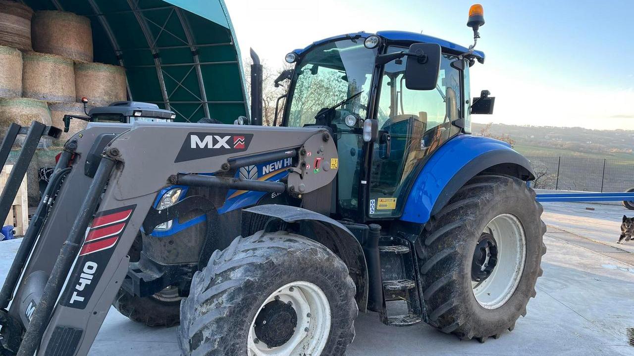 Banda di ladri fa razzia a Pavullo: rubati due trattori e un’auto