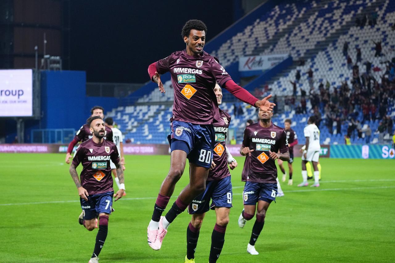 La Reggiana va sotto nel primo tempo, poi lo Spezia resta in 10 e Girma segna: finisce 1-1