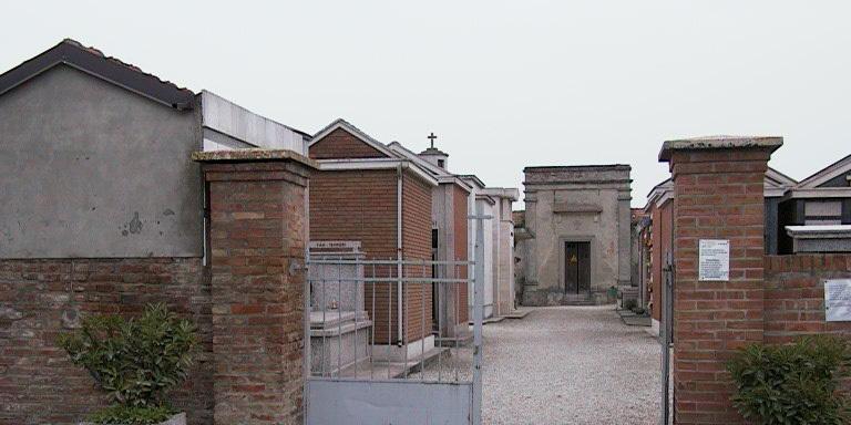 Teschi rubati al cimitero di Dogato per fare due lampade. Salvati dal giudice