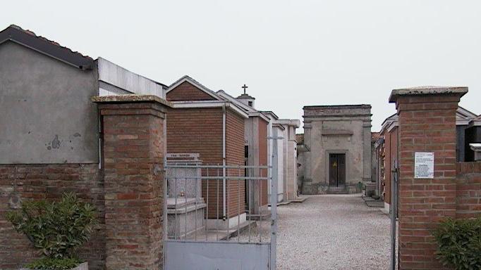 Teschi rubati al cimitero di Dogato per fare due lampade. Salvati dal giudice