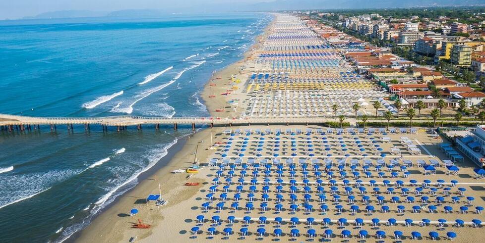 Pietrasanta, l’Antitrust bacchetta il Comune sulle spiagge: «Ingiustificata la proroga al 2027»