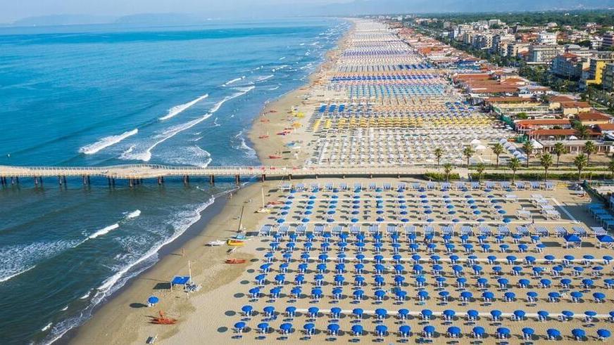 Pietrasanta, l’Antitrust bacchetta il Comune sulle spiagge: «Ingiustificata la proroga al 2027»