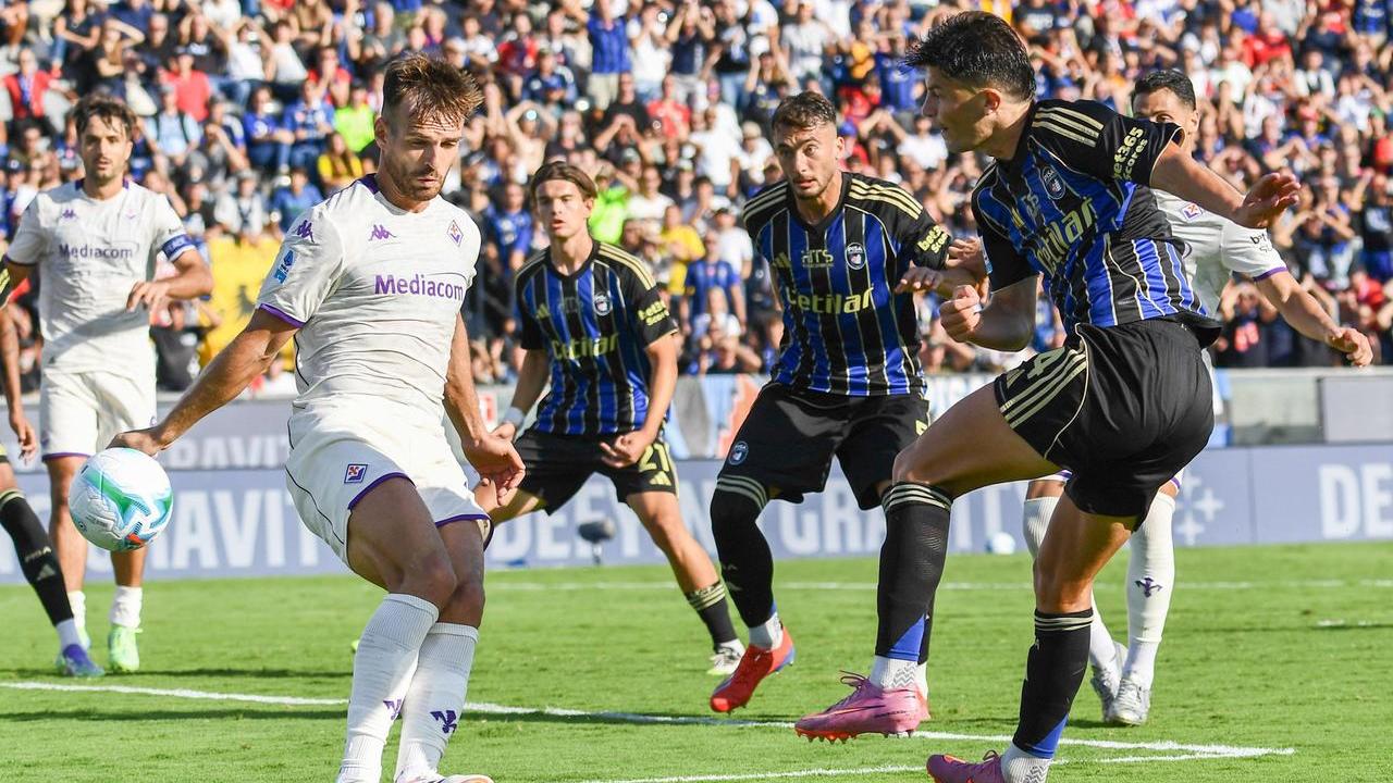 Il fallo di mano non concesso al Pisa (foto Stick)