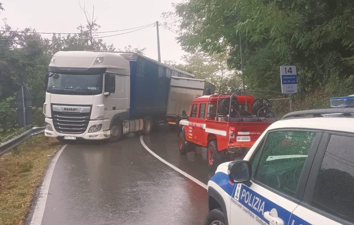
	L'incidente tra due camion in via Giardini

