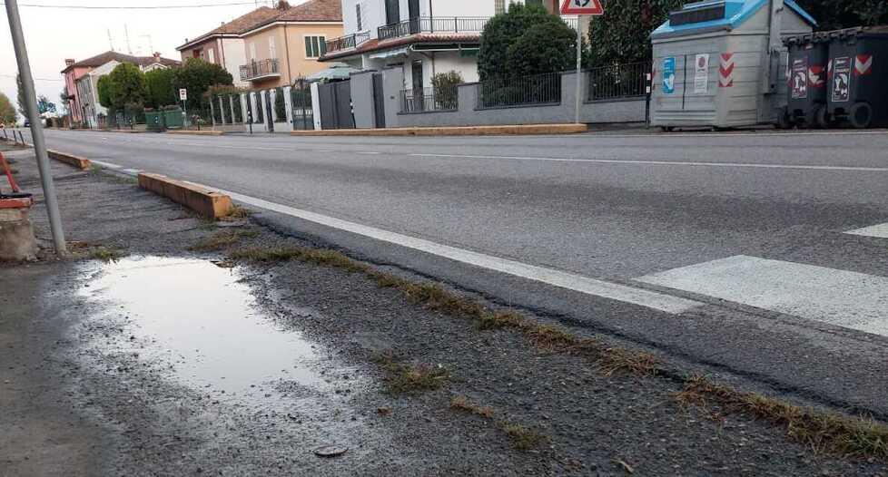 Camion che sfrecciano, danni e pedoni a rischio: allarme a Uccellino