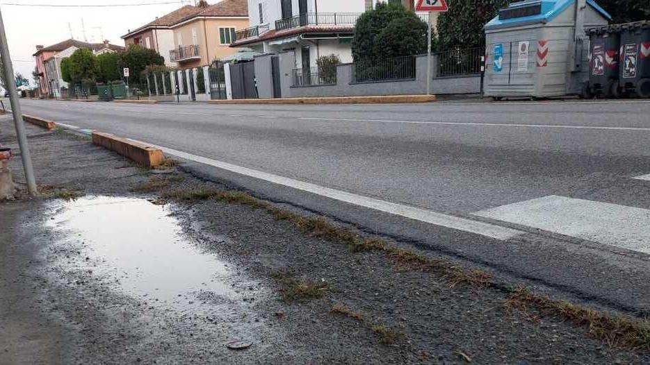 Camion che sfrecciano, danni e pedoni a rischio: allarme a Uccellino