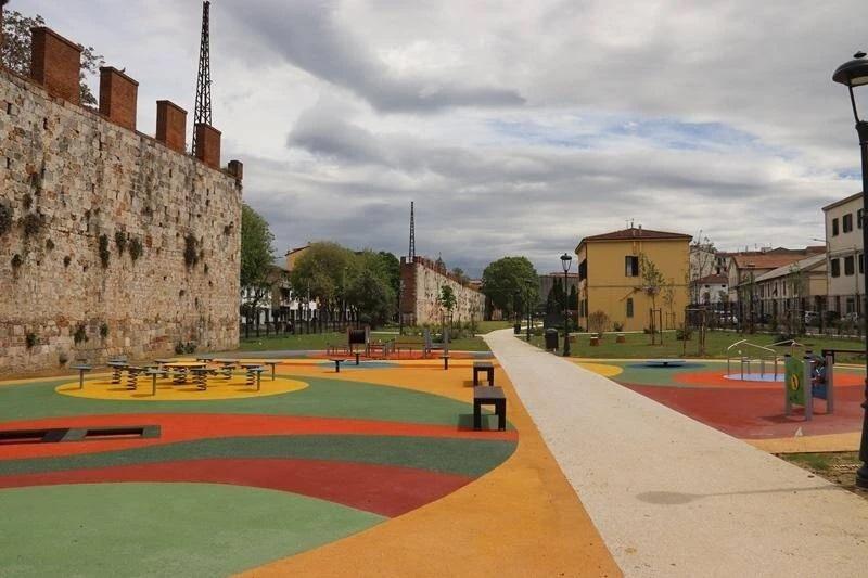 Pisa, picchia a sangue un uomo dopo avergli rubato il portafoglio: arrestato 25enne
