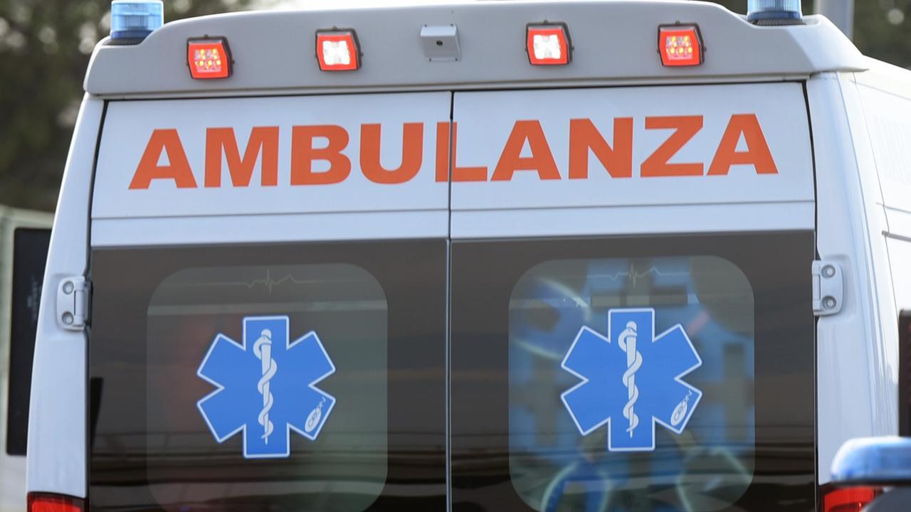 Follia in centro: dopo la lite accoltella al collo e al volto una coppia